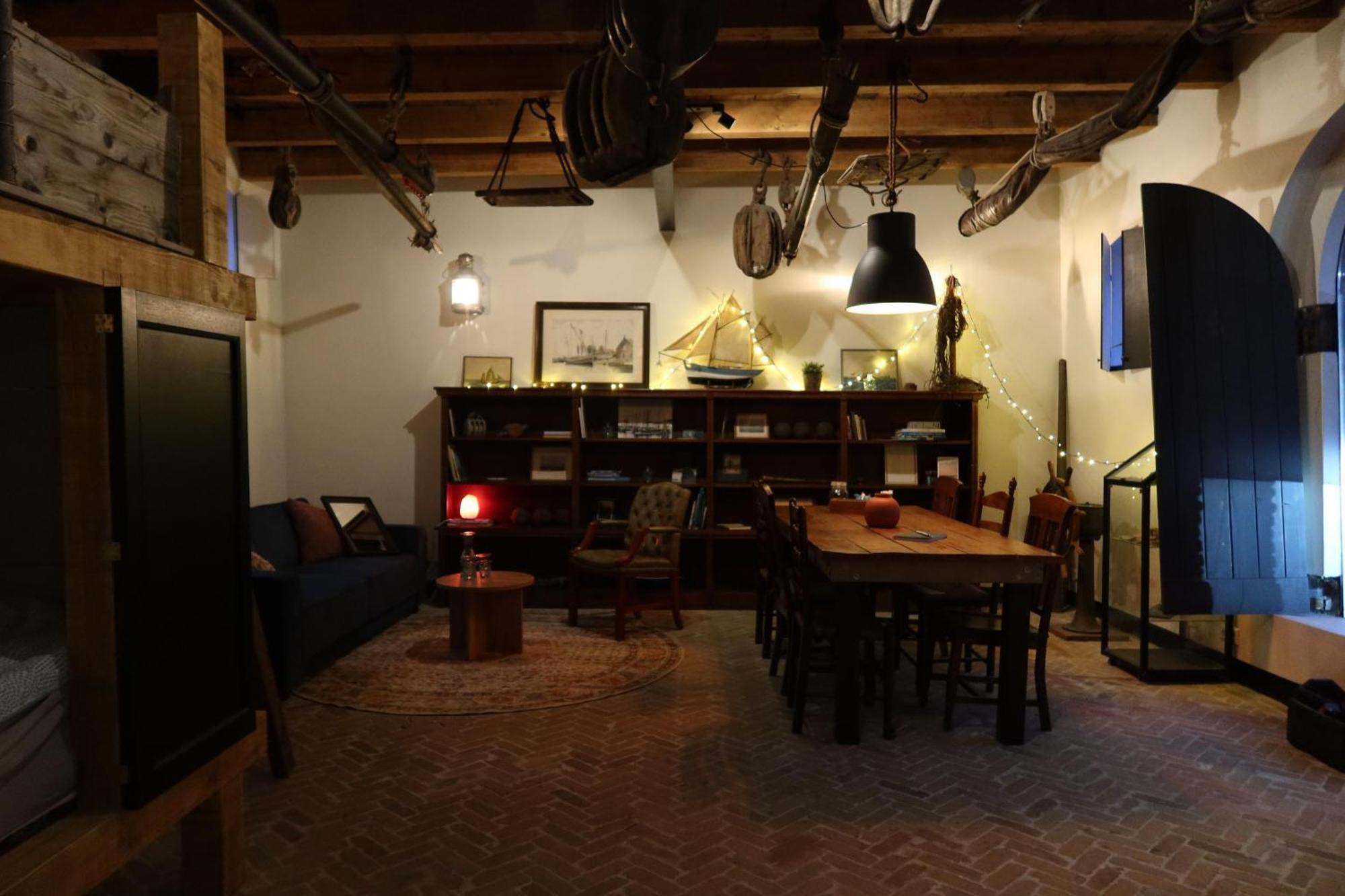 Pekelpakhuis Menheerse Werf Middelharnis Buitenkant foto