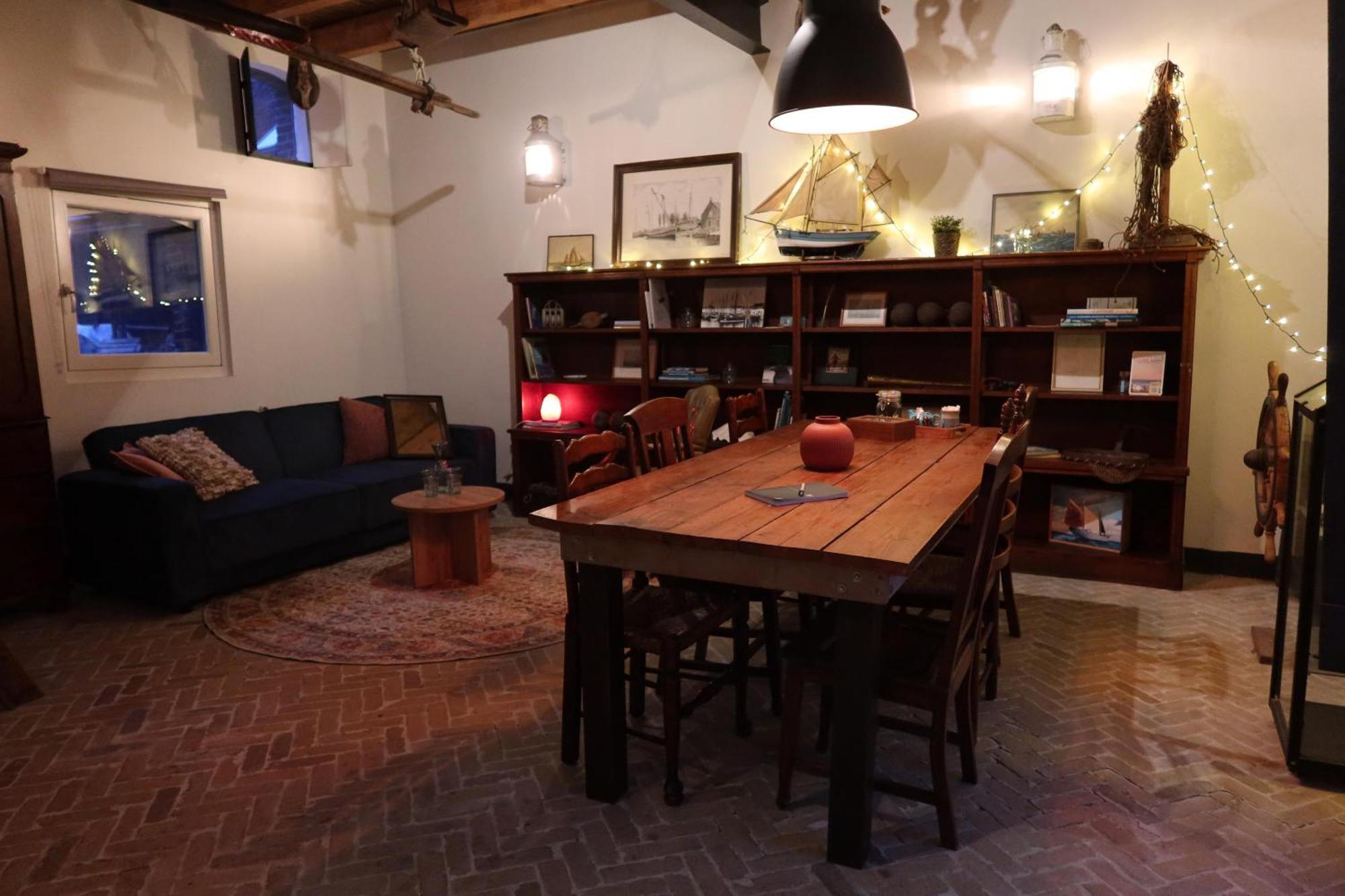 Pekelpakhuis Menheerse Werf Middelharnis Buitenkant foto