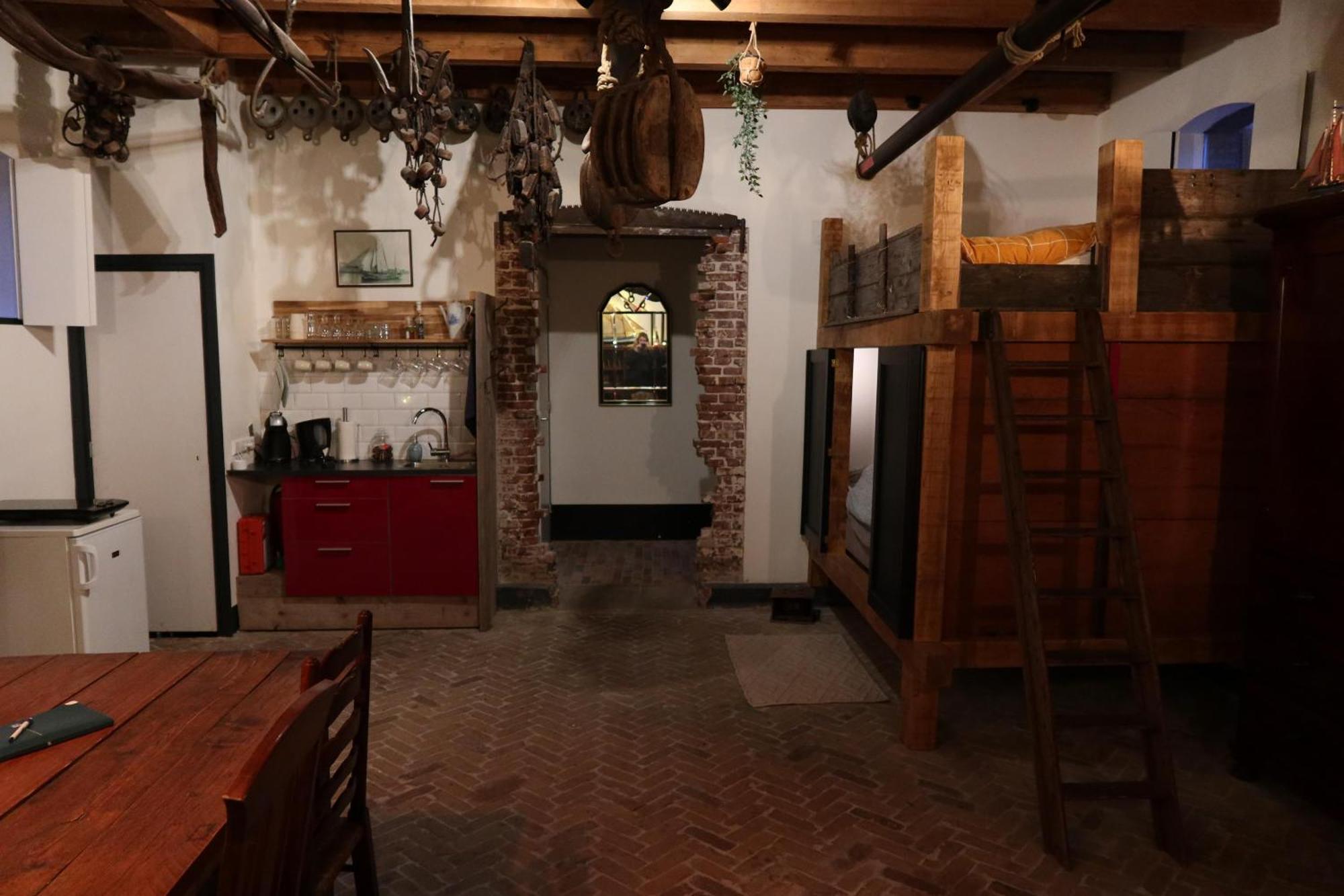 Pekelpakhuis Menheerse Werf Middelharnis Buitenkant foto