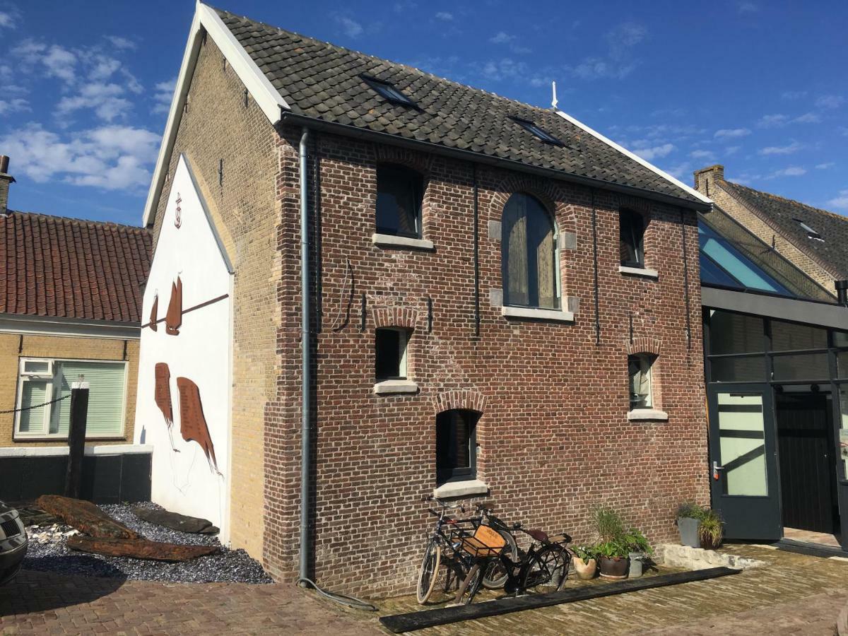 Pekelpakhuis Menheerse Werf Middelharnis Buitenkant foto