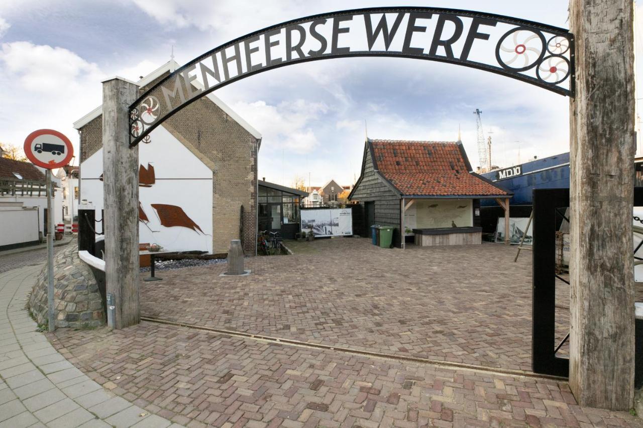 Pekelpakhuis Menheerse Werf Middelharnis Buitenkant foto